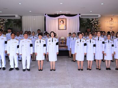 พิธีลงนามถวายความอาลัย และถวายสักการะหน้าพระฉายาลักษณ์ สมเด็จพระนางเจ้าสิริกิติ์ พระบรมราชินีนาถ พระบรมราชชนนีพันปีหลวง